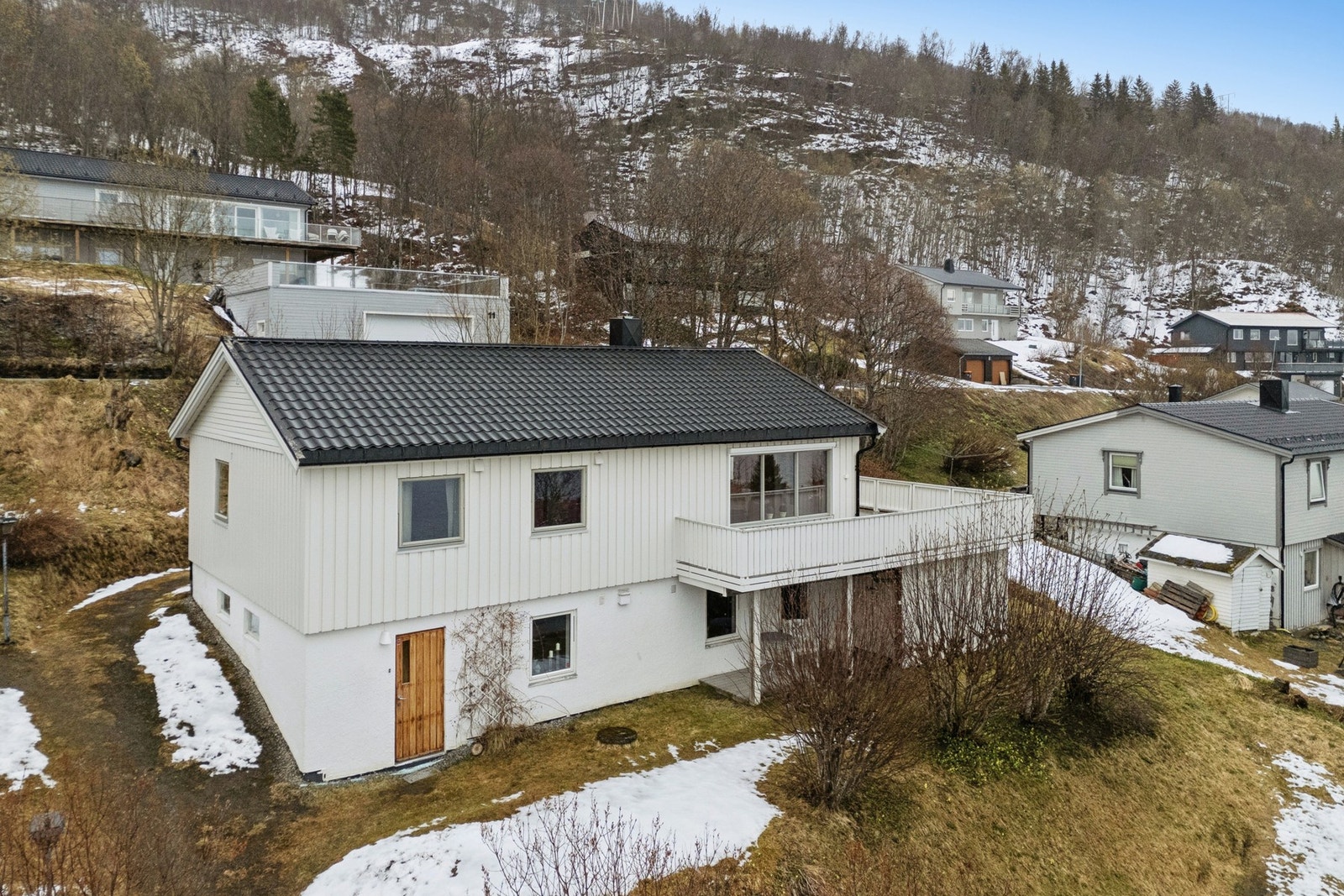 Her har vi for salg en innholdsrik enebolig over 2 plan på en flott utsiktstomt. Galleribilde