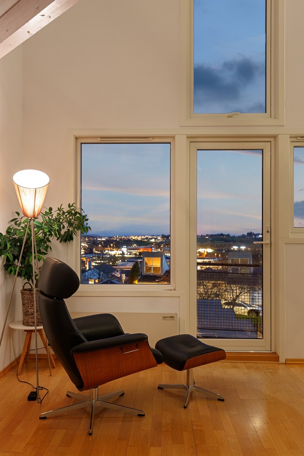 2. etg:
Leiligheten strekker seg over 3 plan og har fra 2.etg en nydelig utsikt over Forus Galleribilde