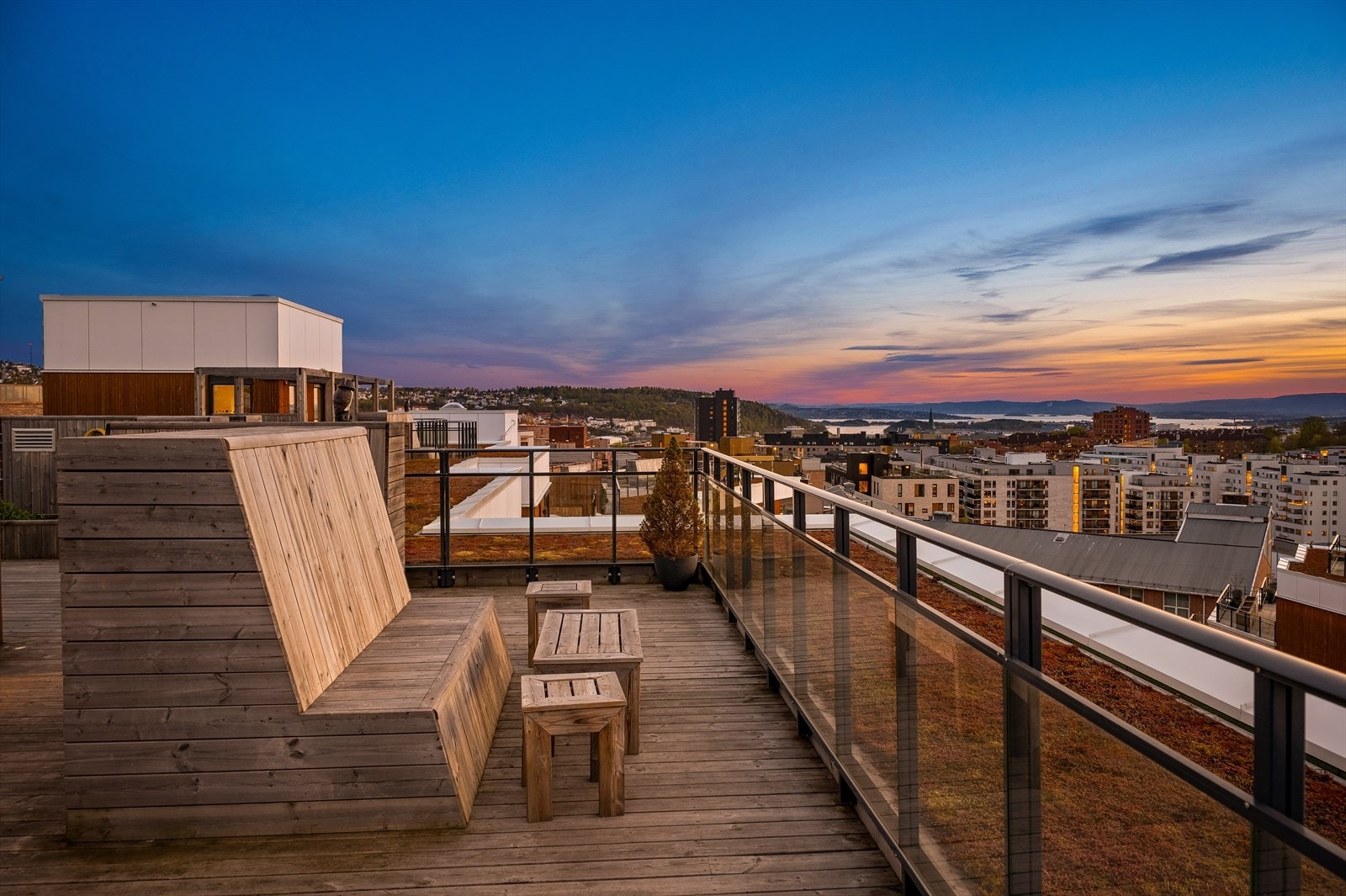 To etasjer opp fra leiligheten kommer man til en herlig, felles takterrasse. Galleribilde