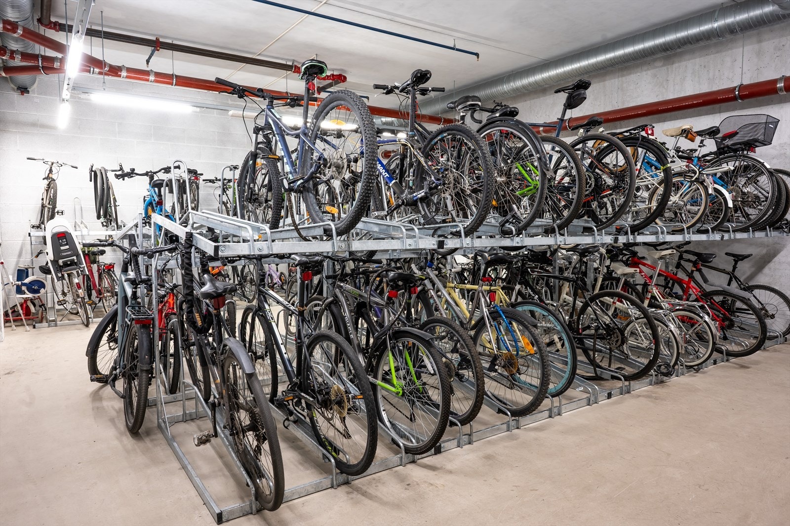 Felles sykkelparkering i byggets kjeller. Galleribilde
