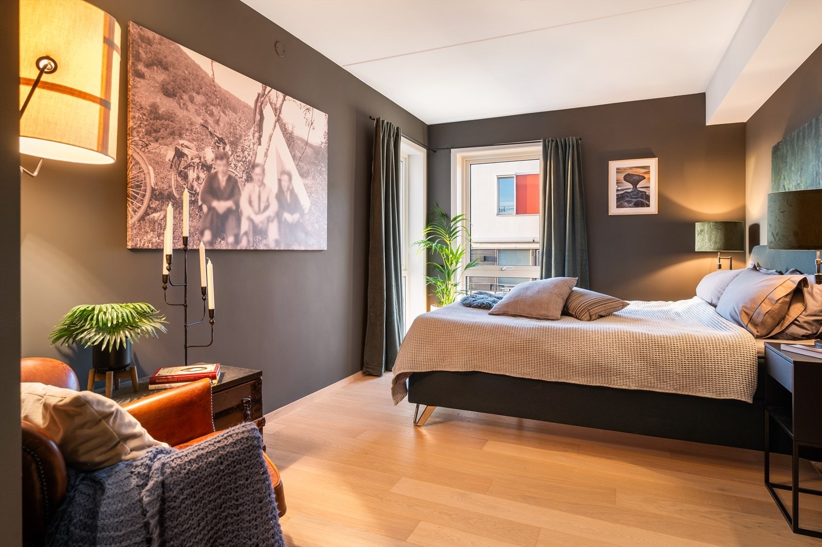 Romslig og innbydende hovedsoverom malt i en lun og behagelig fargetone som skaper en rolig atmosfære. Galleribilde