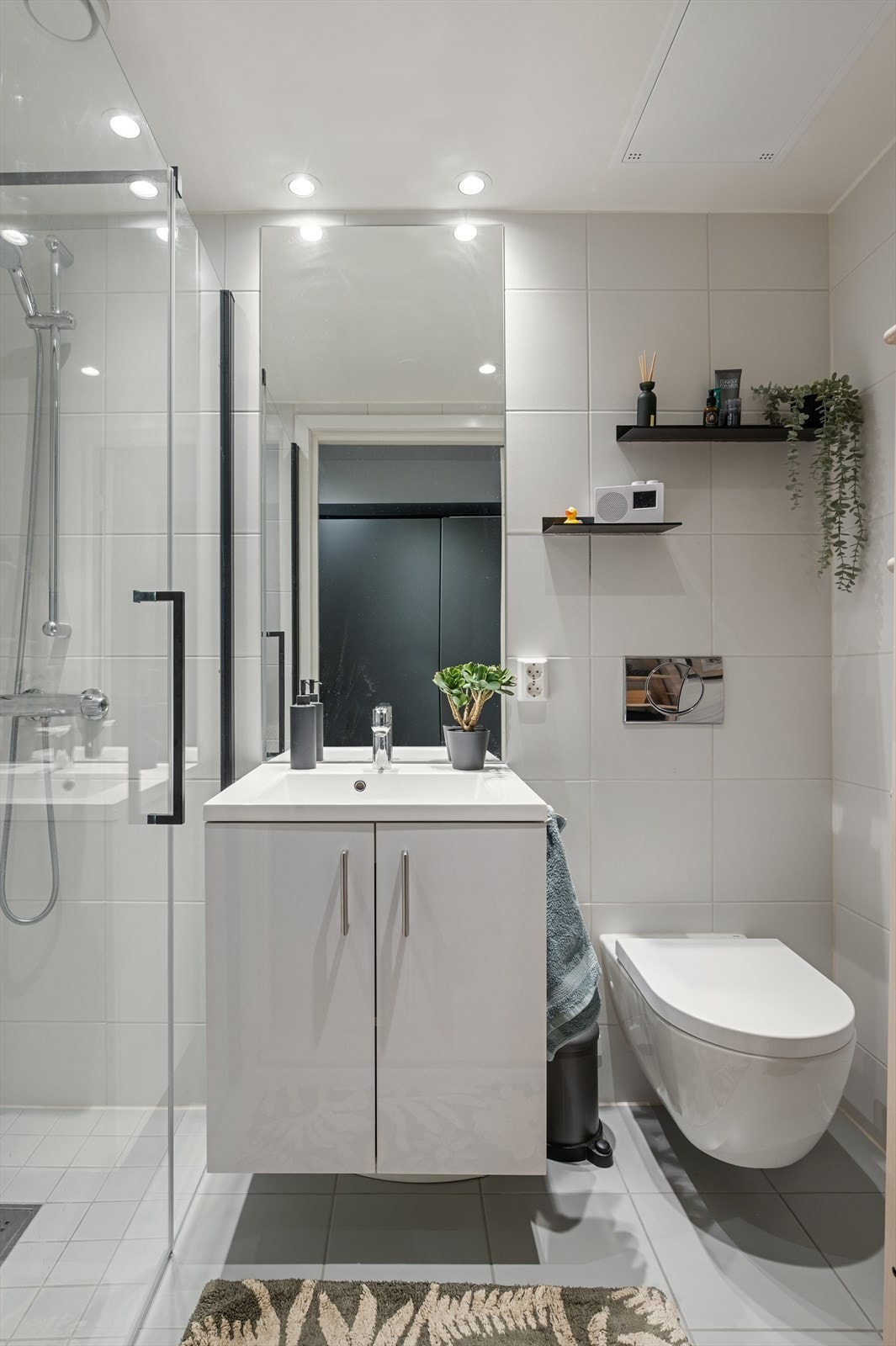 Dusjhjørne med innfellbare glassdører gir en elegant og funksjonell løsning. Galleribilde