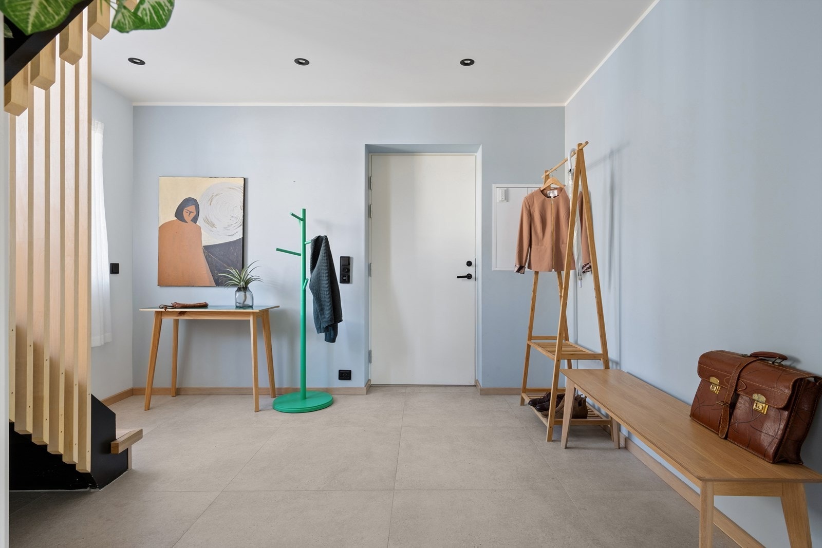 Romslig gang med store, flotte fliser og gulvvarme Galleribilde