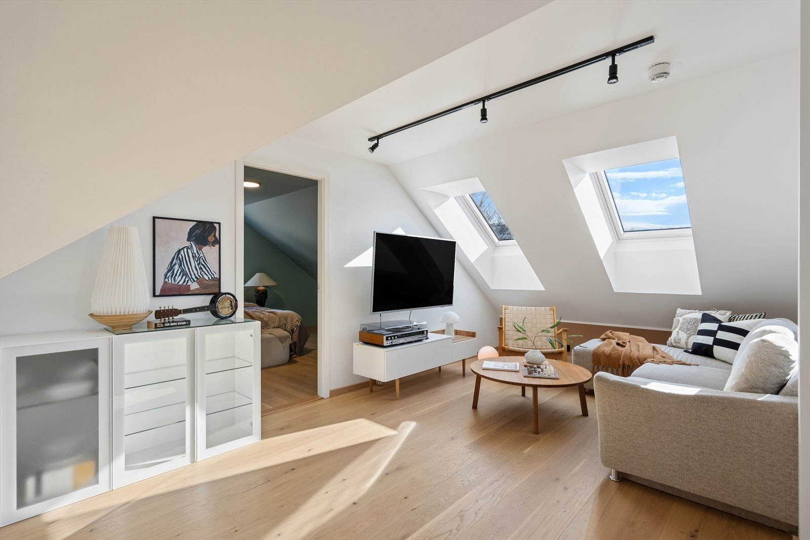 Lys og fin loftstue med 3 takvinduer som gir god romfølelse og rikelig med dagslys Galleribilde