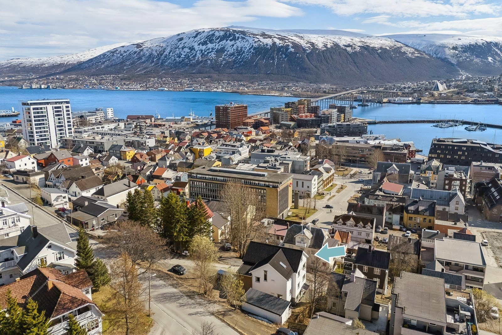 Svært sentral beliggenhet i enden av Parkgata, like nedenfor Dramsvegen/Skolegata med kort gangasvtand til sentrum Galleribilde