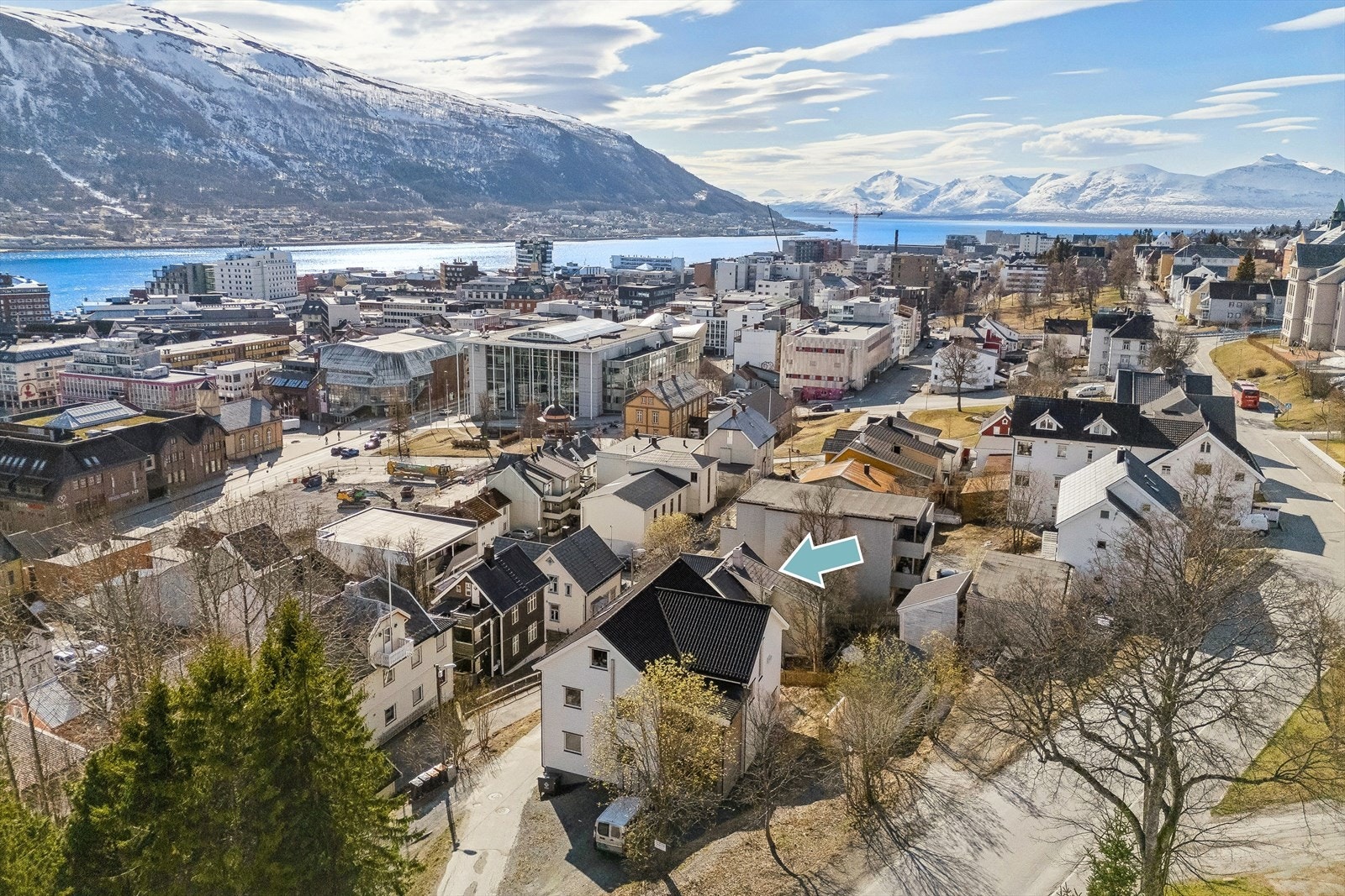 Svært sentral beliggenhet i enden av Parkgata, like nedenfor Dramsvegen/Skolegata med kort gangasvtand til sentrum Galleribilde