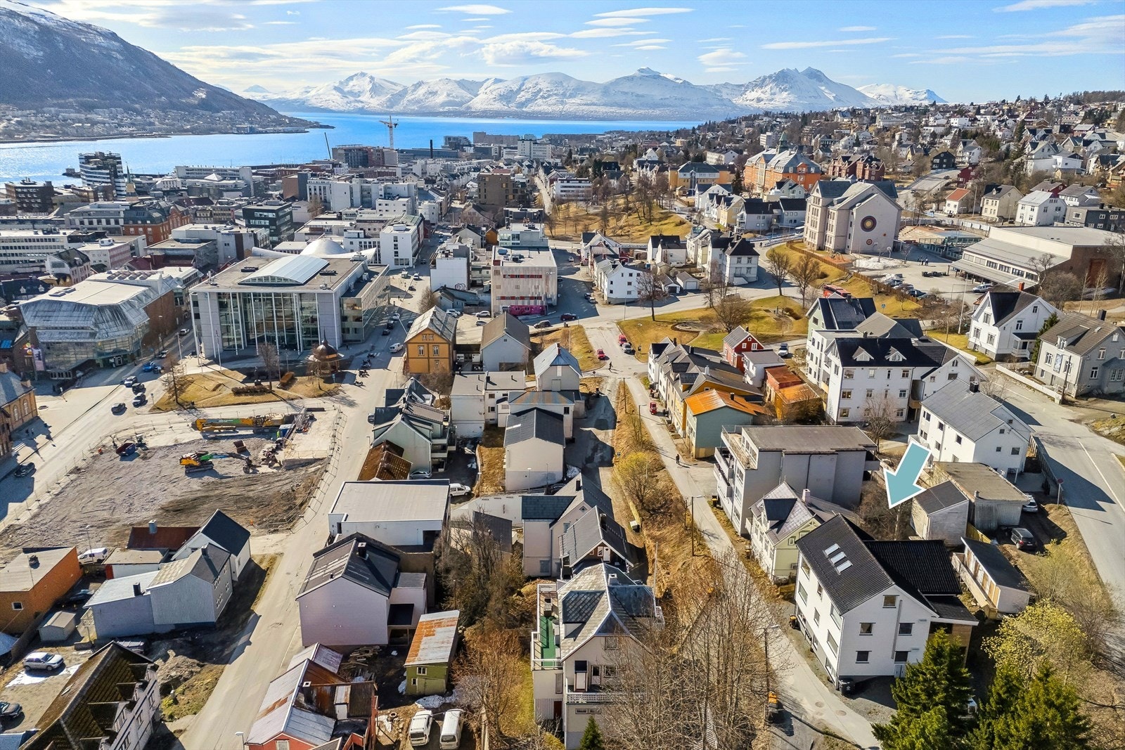 Svært sentral beliggenhet i enden av Parkgata, like nedenfor Dramsvegen/Skolegata med kort gangasvtand til sentrum. Parkgata er en rolig gate uten mye trafikk Galleribilde