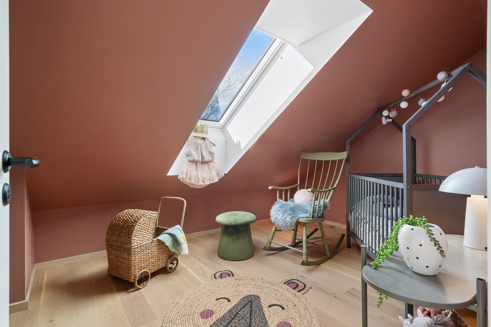 På loftet er det et ekstra rom som kan brukes som kontor eller f.eks. som lekerom for barn eller gjesterom (Rommet er ikke godkjent som soverom) Galleribilde