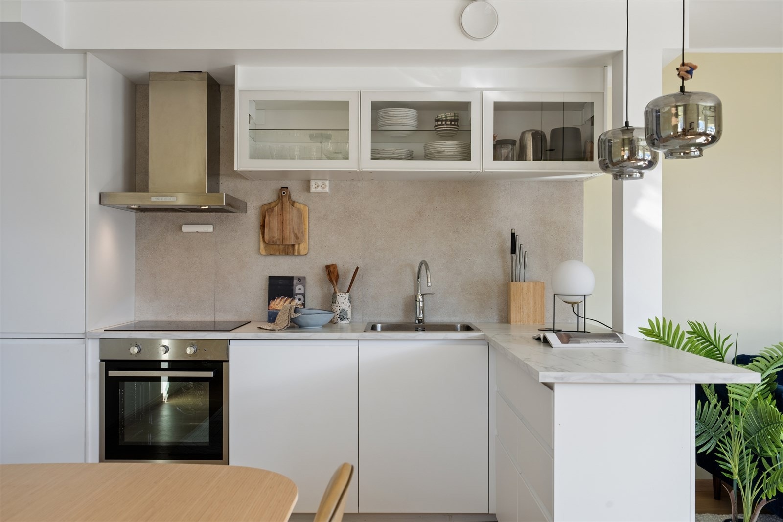 Kjøkken fra IKEA med hvite slette fronter og overskap i glass. Integrerte hvitevarer Galleribilde