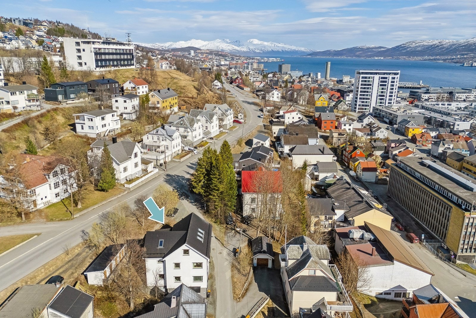 Svært sentral beliggenhet like nedenfor Dramsvegen/Skolegata. Følger du Dramsvegen nordover så kommer du deg enkelt og uten motbakker til UNN/UiT på ca. 10 min med sykkel Galleribilde