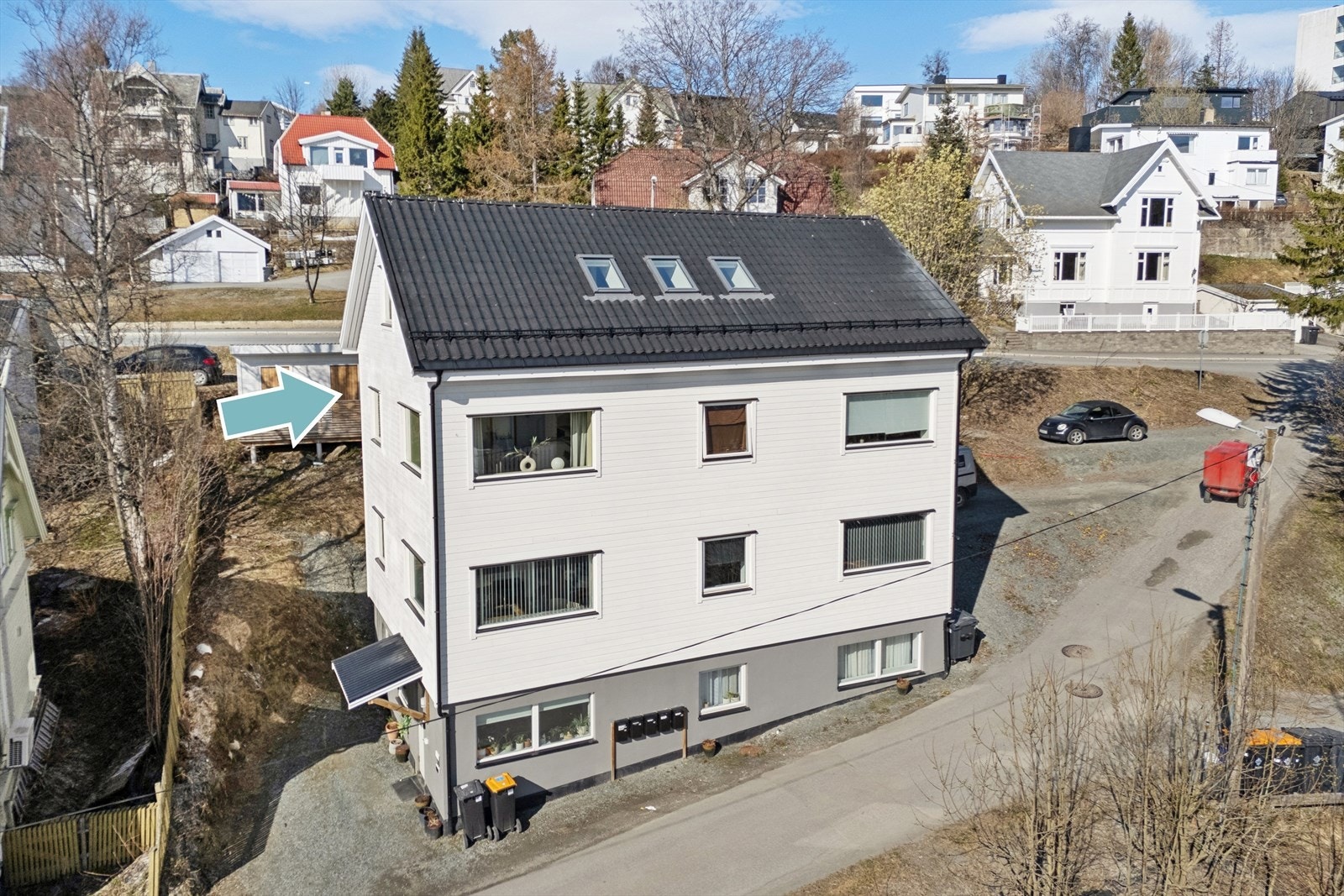 Leiligheten befinner seg i deler av 2.etg. og loft mot sør. Beliggende like nedenfor Dramsvegen/Skolegata på Tromsøya Galleribilde