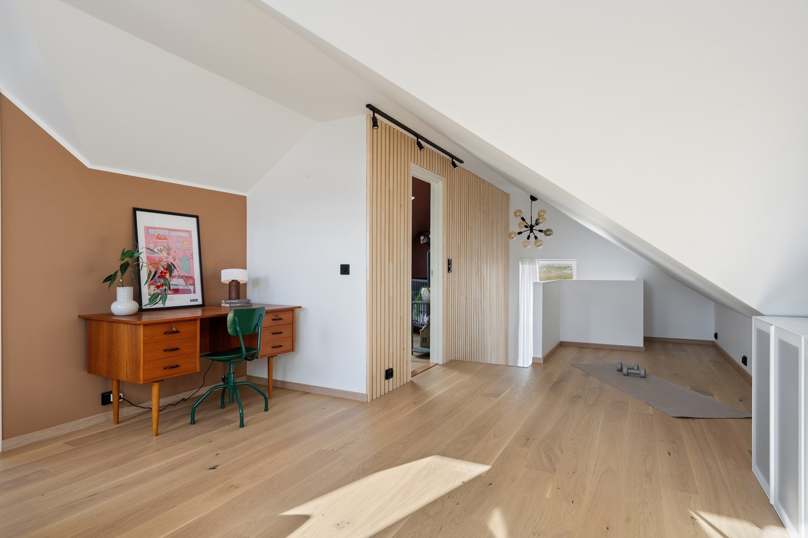 Loftstue med stort gulvareal. Her er også parkett på gulv og slette/listefrie tak og vegger. Spilevegg i trappegangen mot kontor/barnerom Galleribilde