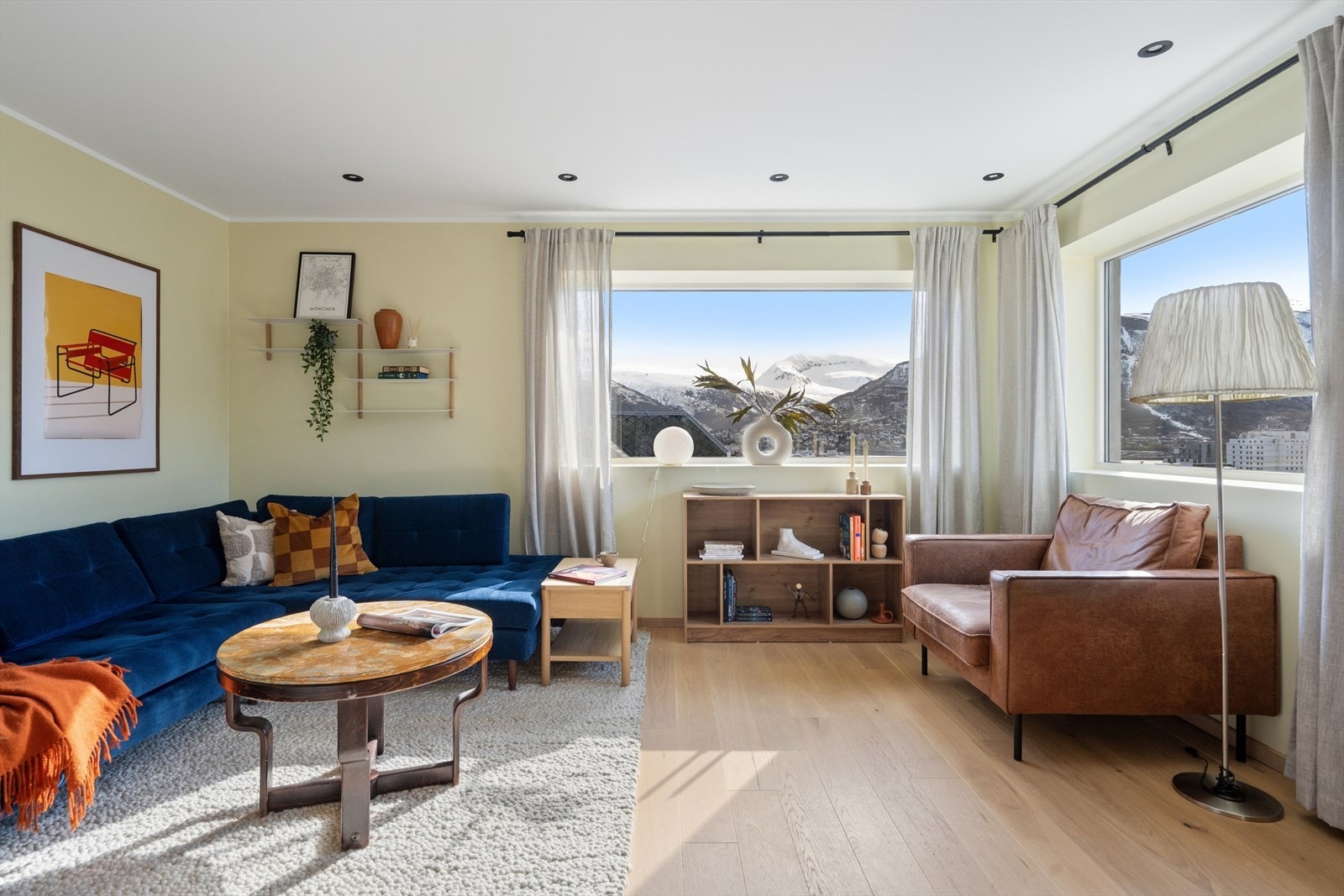 Moderne stue i lyse fine farger og god utsikt, bl.a. til Tromsdalstinden, Fjellheisen og deler av Tromsø sentrum Galleribilde