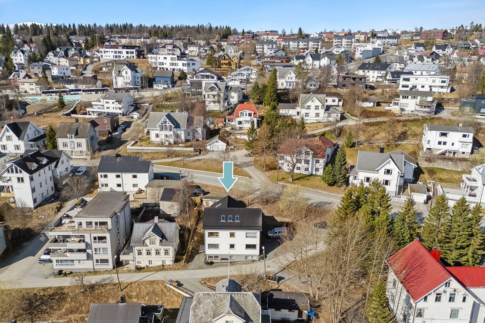 Svært sentral beliggenhet i enden av Parkgata, like nedenfor Dramsvegen/Skolegata med kort gangasvtand til sentrum. Like ovenfor, i Petersborggata er det buss til de fleste steder i Tromsø Galleribilde