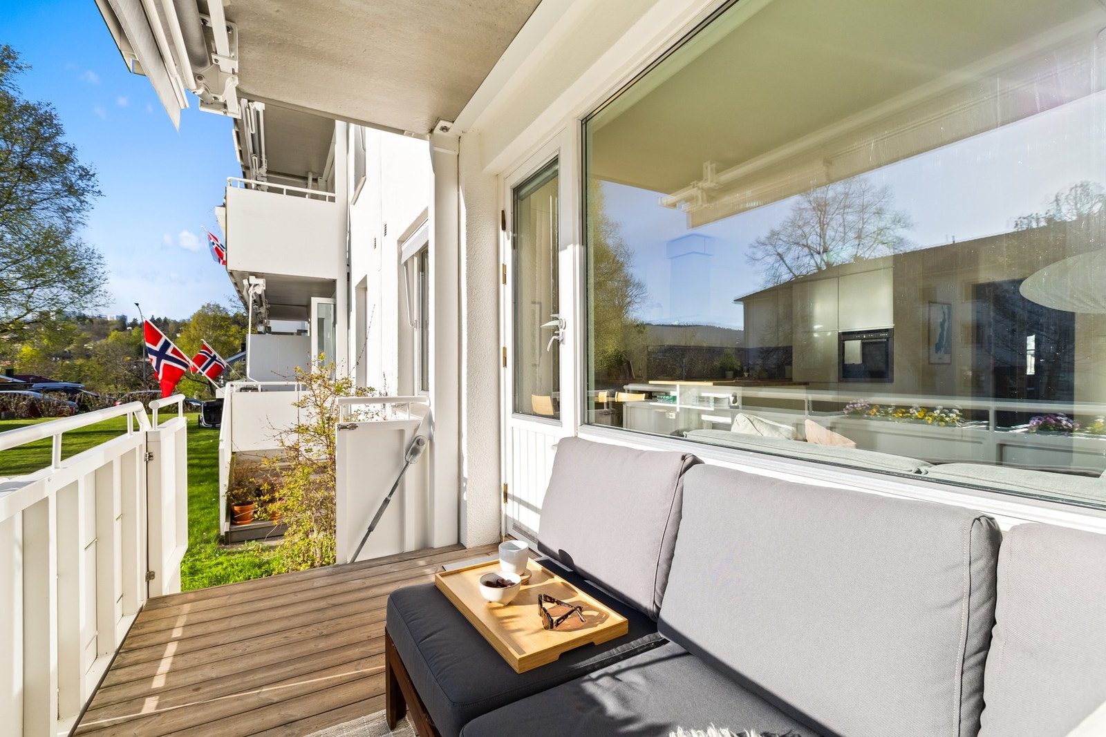 Det er utgang fra kjøkken/stue til en solrik, vestvendt balkong på ca 6 kvm som byr på sol fra ca kl 13-21 på sommerstid og har 4 trinn ned til borettslagets frodige hage. Galleribilde