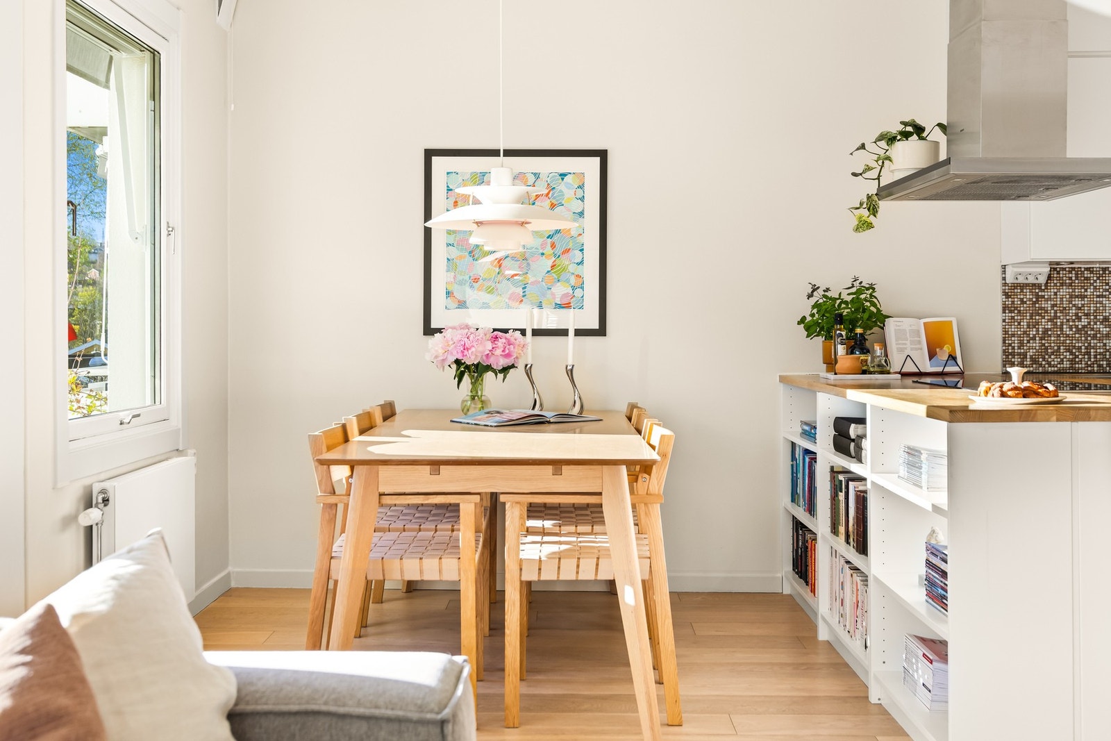 Det er mulighet for langbord ved vinduet utenfor kjøkkenet. Galleribilde