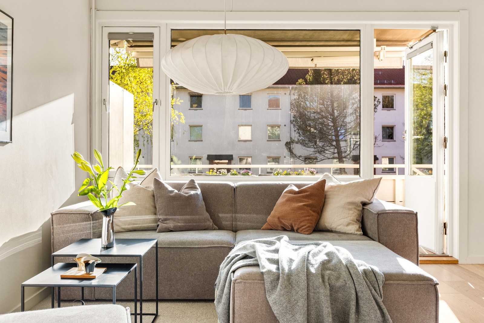 Leiligheten er gjennomgående og har en luftig takhøyde på ca 2,47 meter. Galleribilde