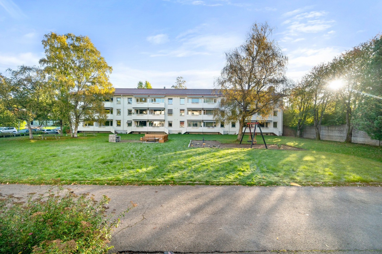 Borettslaget består av 4 bygninger på en stor tomt med masse felles grøntanlegg rundt og mellom. Bygningen ble oppført i 1962. Galleribilde