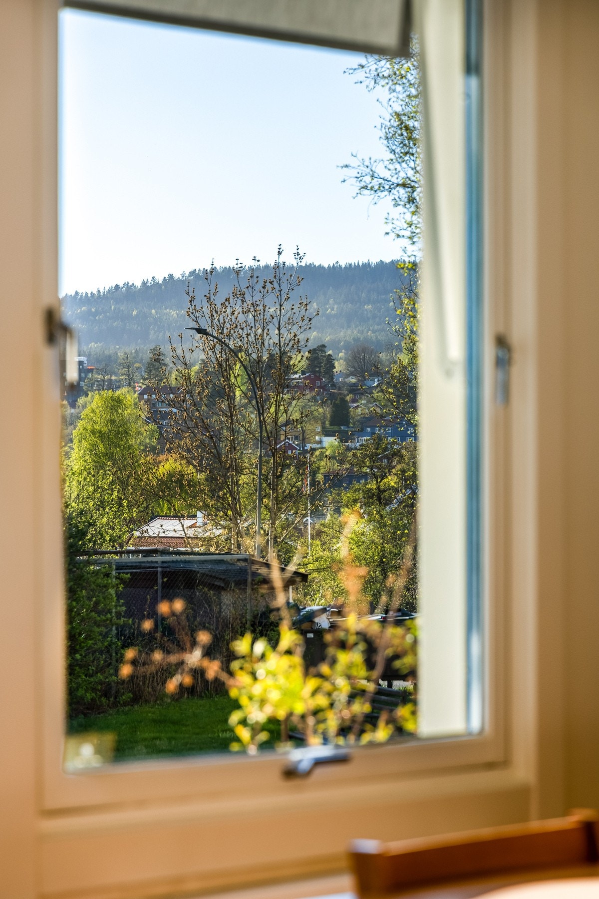 Koselig utsyn mot Nordmarka og Nordberg fra vinduene, samt flott utsyn mot borettslagets grønne hage. Galleribilde
