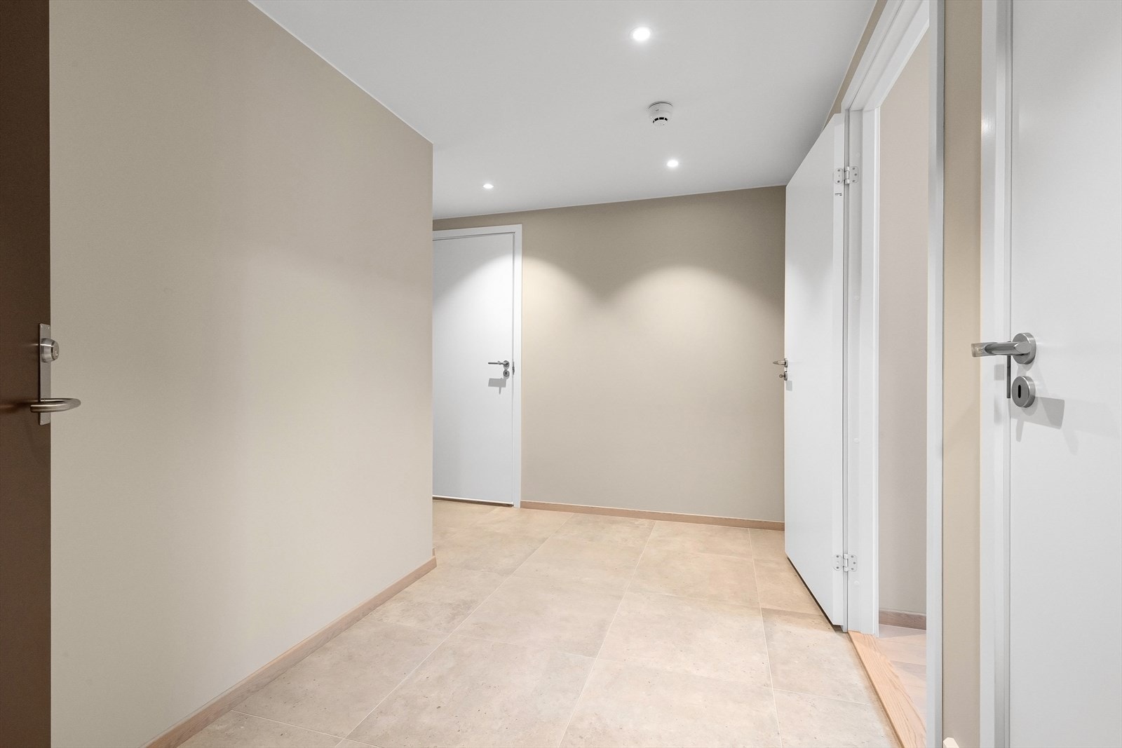 Det er LED-downlights i hele leiligheten. Galleribilde