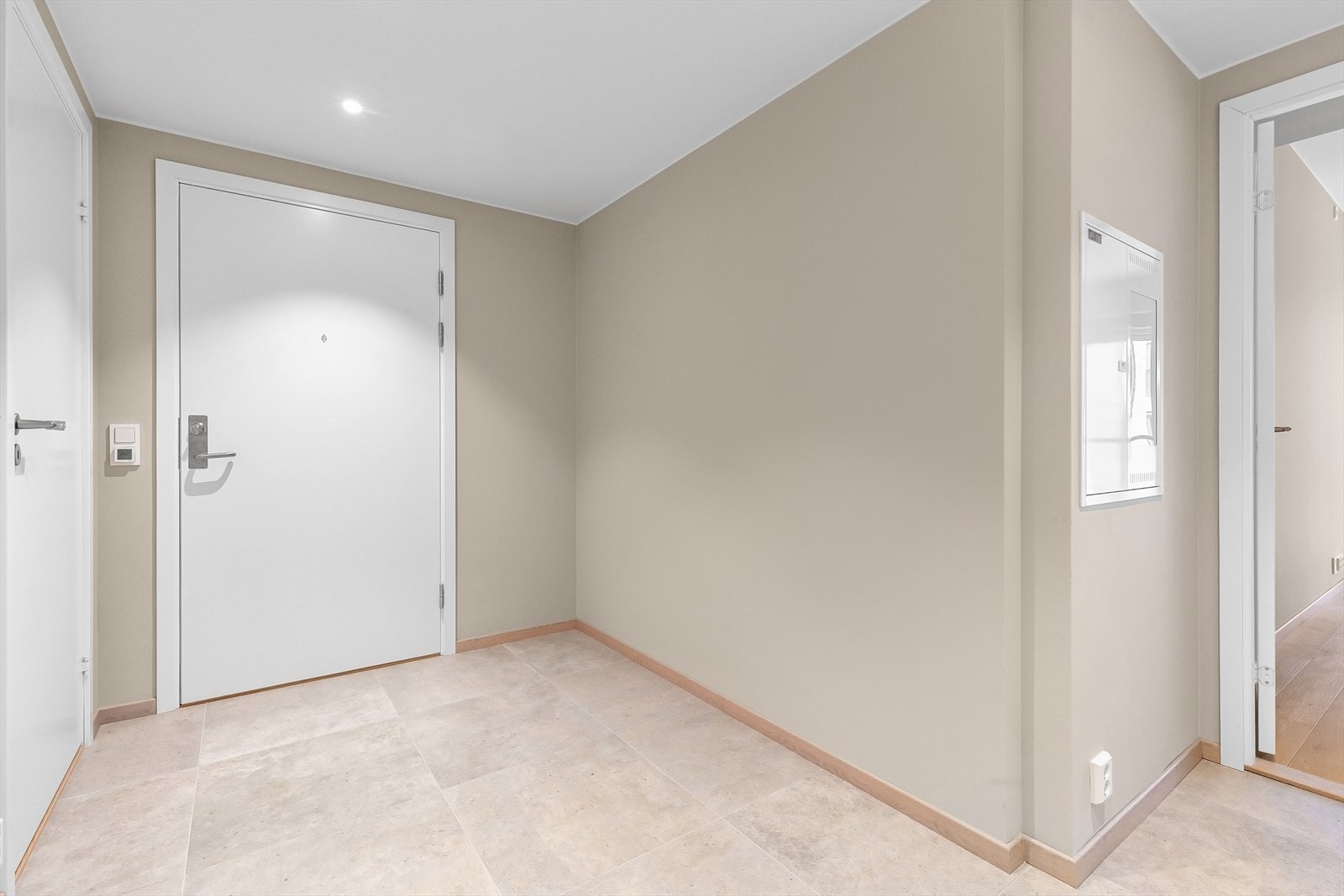 Innbydende entré med gog plass til garderobe og lyse lekre fliser Galleribilde
