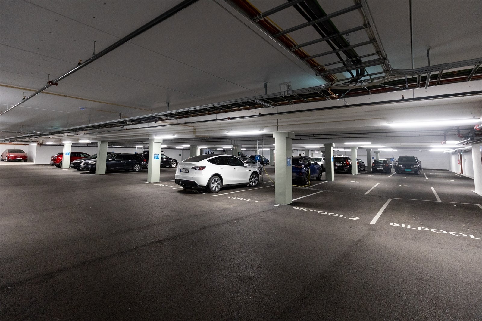 Parkeringskjeller i garasjen. I skrivende stund er det mulig å leie p-plass til 1300 kr i mnd Galleribilde