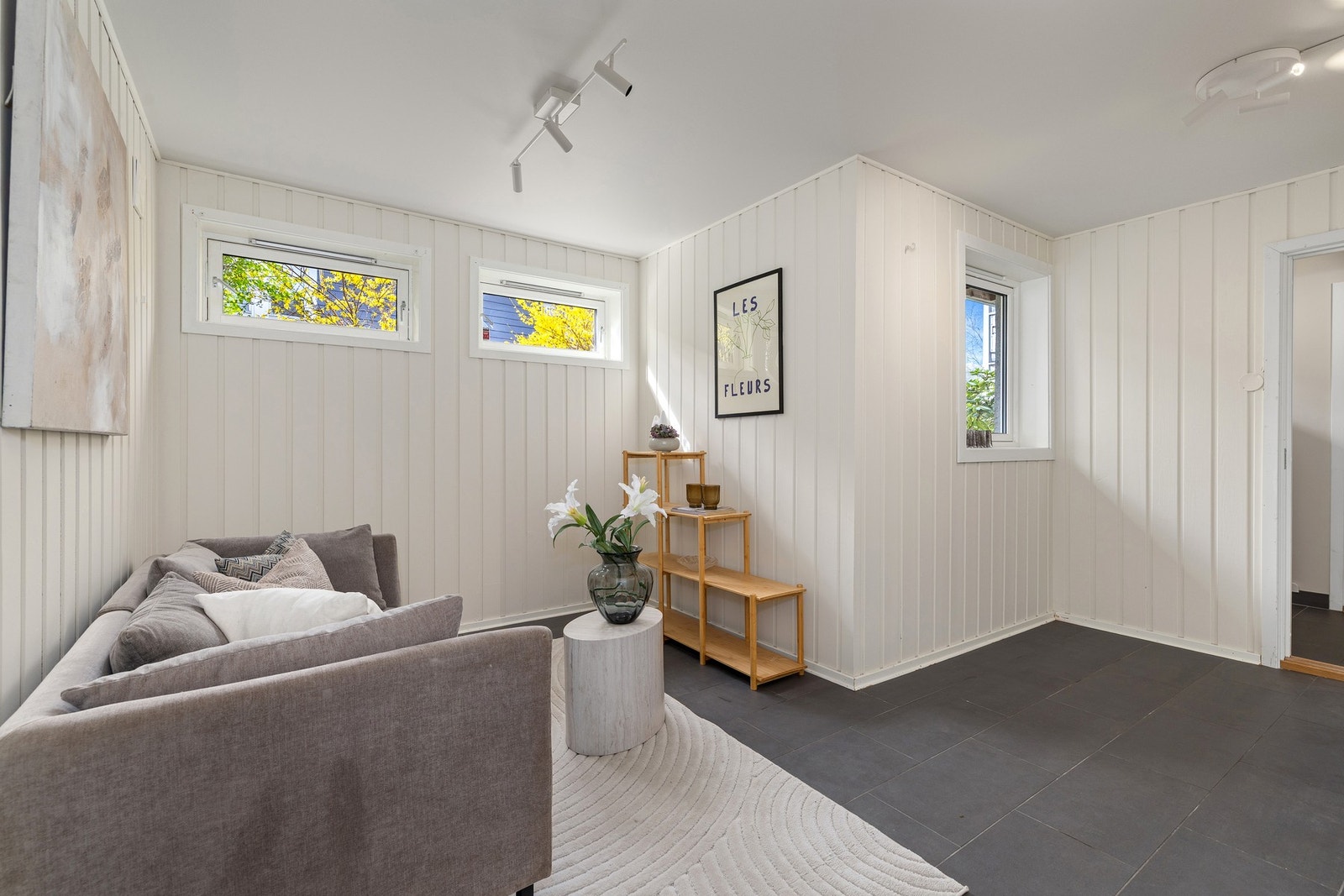 Boligen har enda en stue lenger inn i boligen som har mange bruksområder. Her har du muligheten for en ekstra tv-stue, treningsrom, lekestue for barna eller en fin sone for ungdommen i huset. Galleribilde