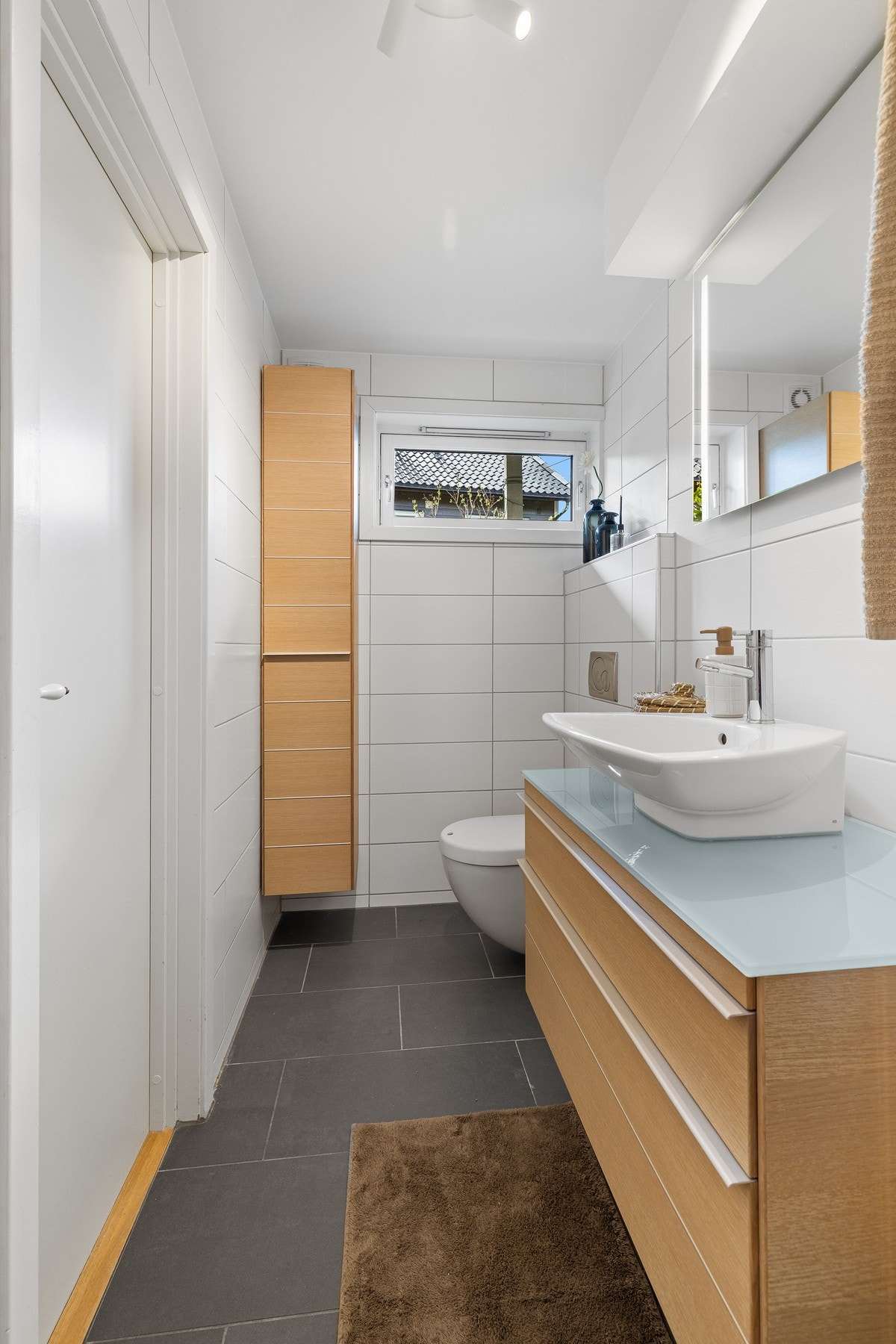 Baderom to er fra 2010. Lyst, flislagt med varme i gulv og downlights i himling. Innredningen består av ovenpåliggende servant på underskuffer, høyskap og speil med sidelys samt stikkontakt. Galleribilde