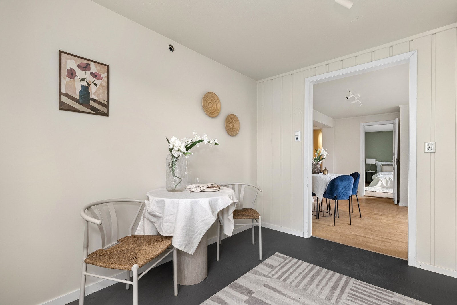 Det er fin plass for et hyggelig bord hvor frokosten kan inntas før du går løs på dagens gjøremål. Galleribilde
