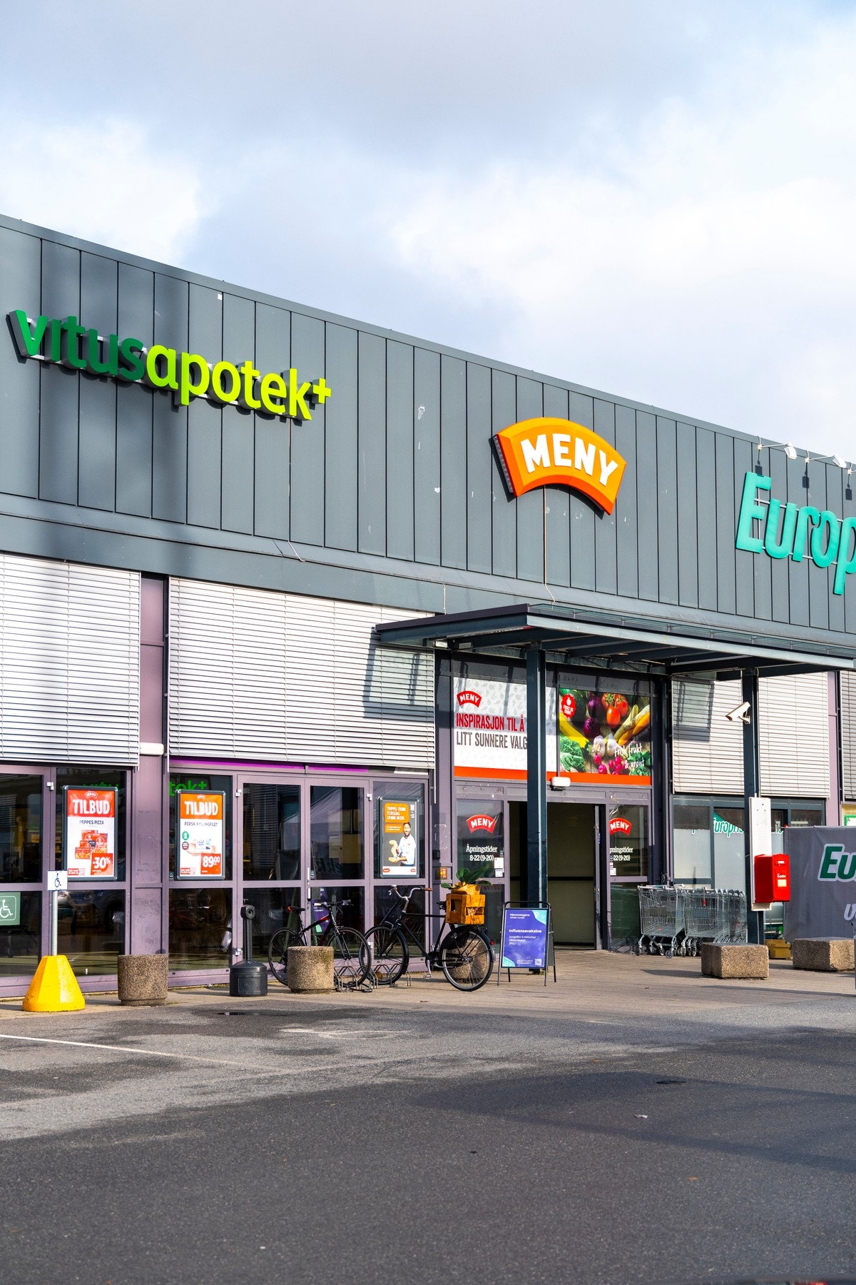 Dagligvarehandelen gjøres ved bl.a. Meny Vollebekk, Nærbutikken på Risløkka, Kiwi i Brobekkveien, Rema 1000 Brobekk, Coop i Refstadveien eller Kiwi på Bjerke og på Økern. Galleribilde