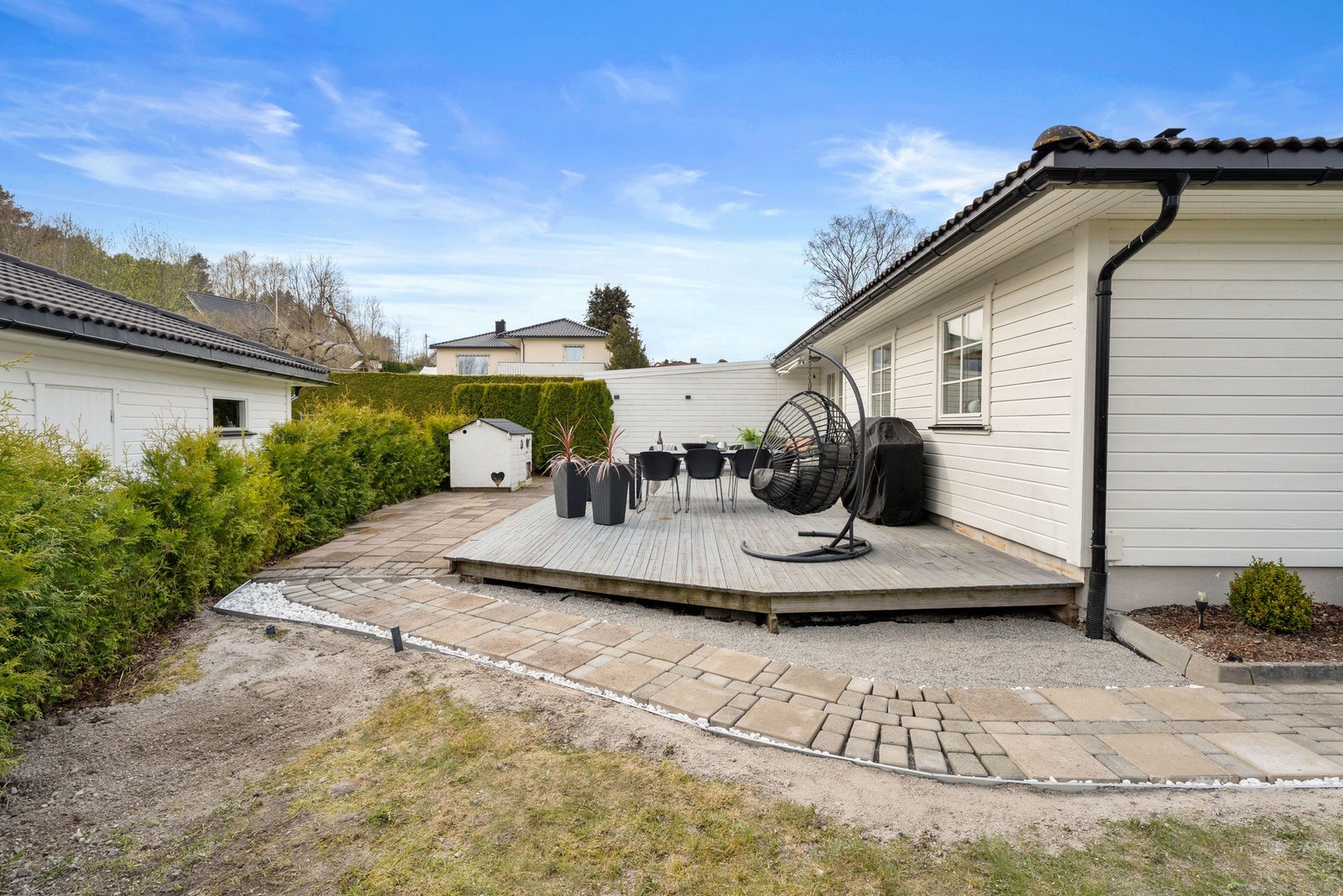 Pent opparbeidet tomt med beplantning og prydbusker Galleribilde