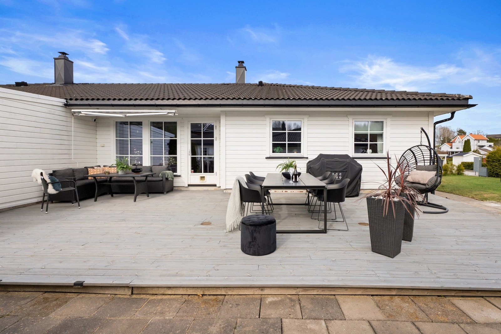 Stor terrasse med gode solforhold Galleribilde