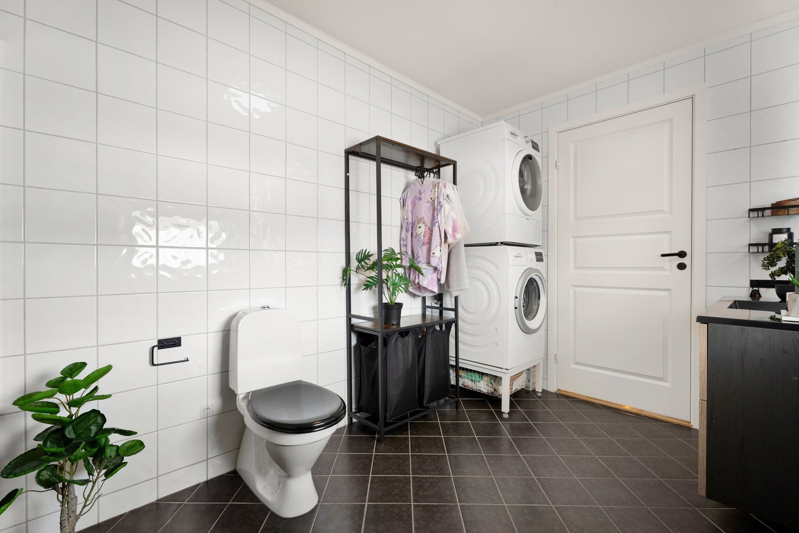 Opplegg for vaskemaskin på badet Galleribilde