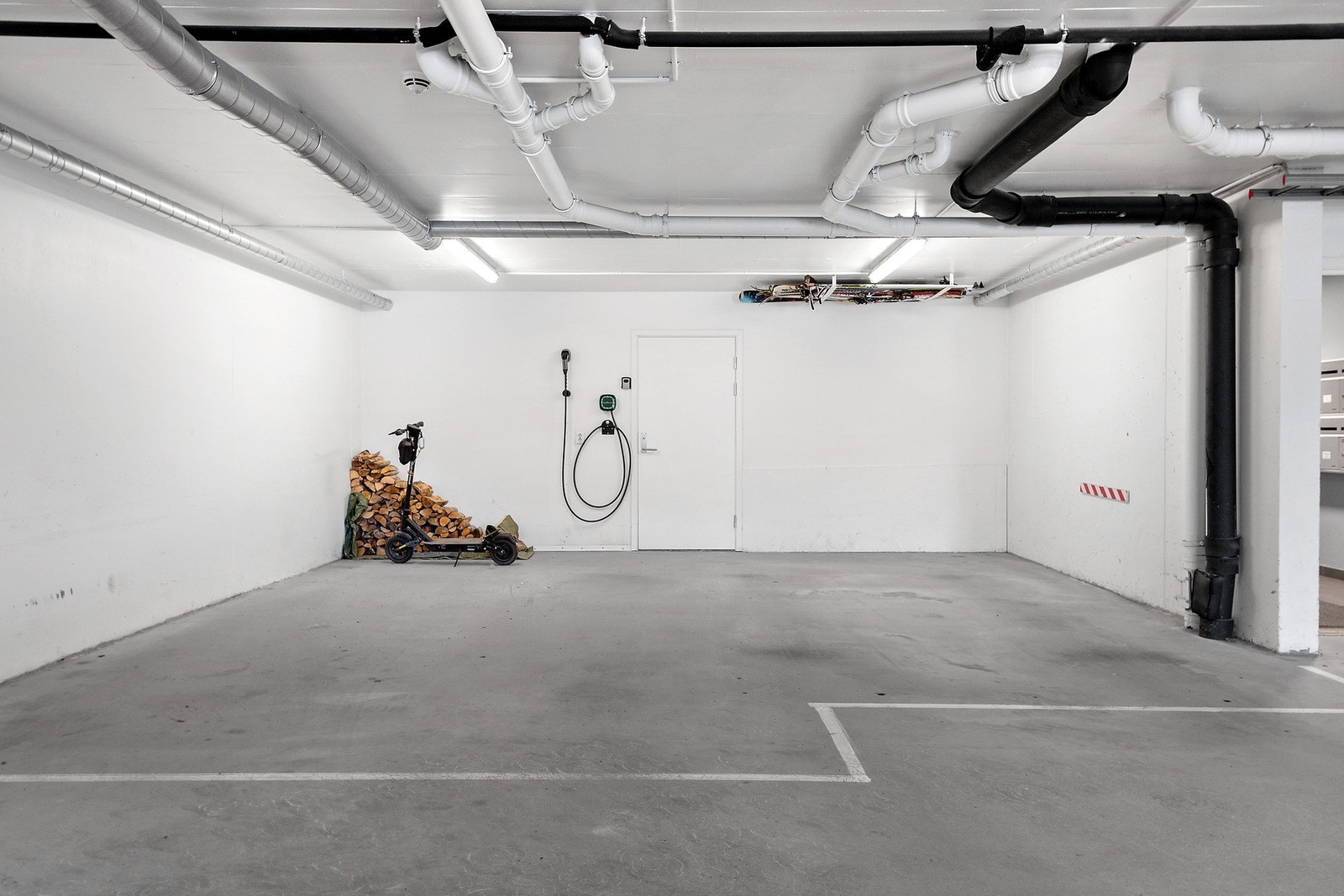 Til leiligheten medfølger 2 biloppstillingsplasser i felles garasjeanlegg. Det er montert elbillader. Sportsbod på ca. 10 kvm medfølger også. Galleribilde