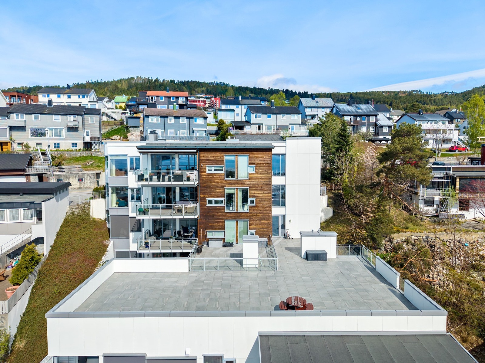 Velkommen til Fuglsetvegen 3B! Leiligheten ligger i nest øverste etasje i dette bygget. Galleribilde