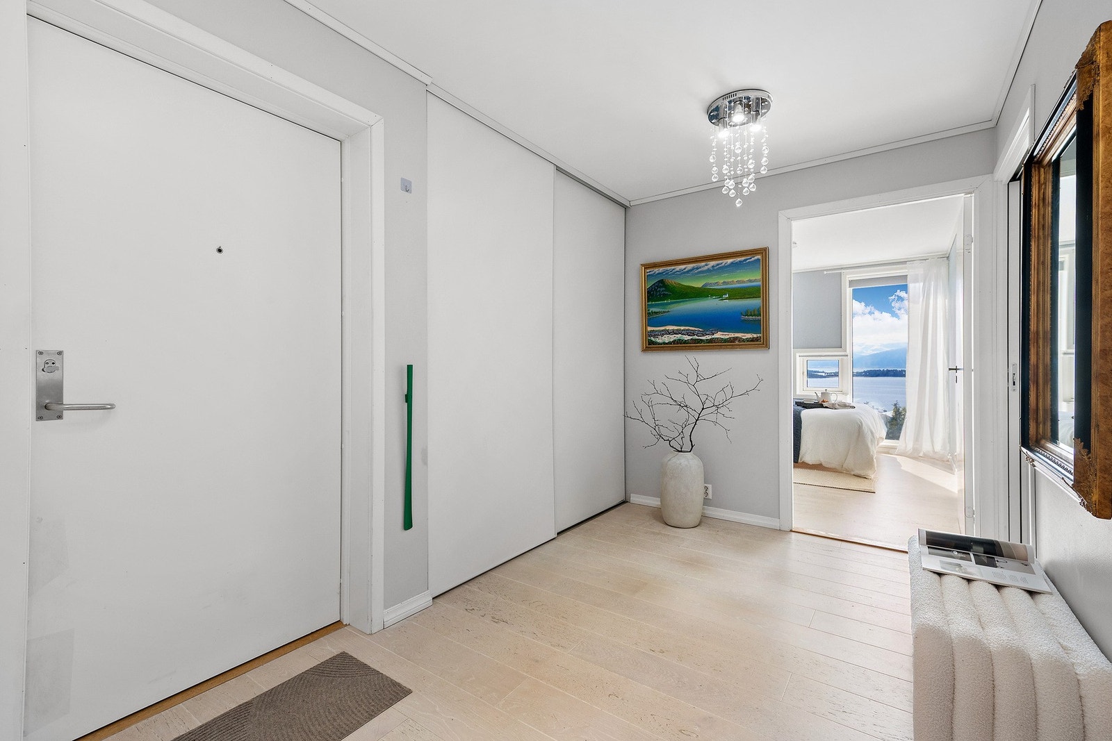 Gangen er utstryt med skyvedørsgarderobe. Galleribilde