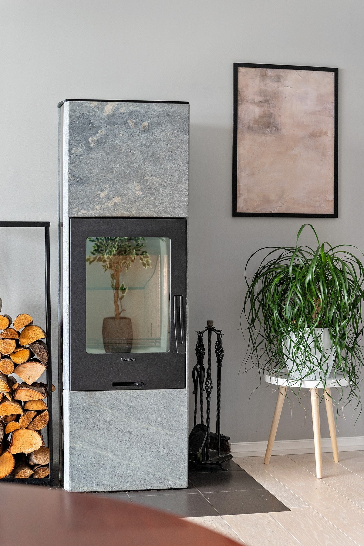 Leiligheten har vedovn som er kledd med kleberstein. Galleribilde