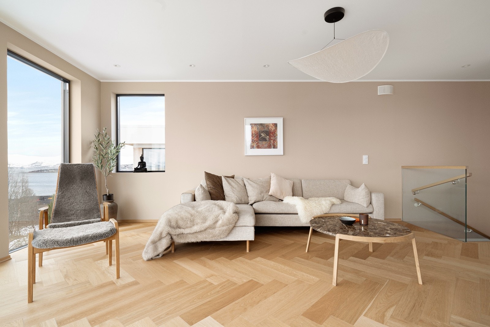 Stuen har flere møbleringsmuligheter. Galleribilde