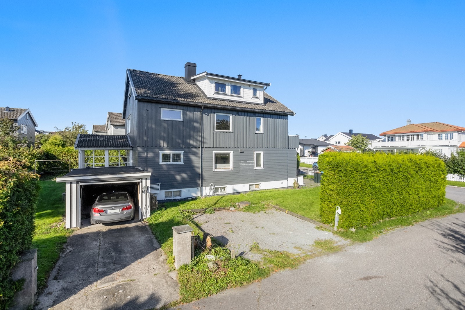 Grusplassen er parkering for leilighten Galleribilde