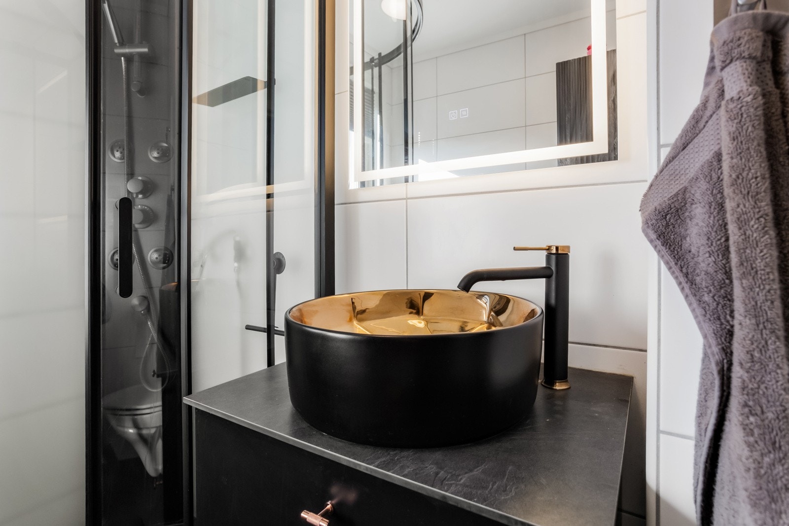 Badet er moderne innredet og fremstår meget stilrent Galleribilde