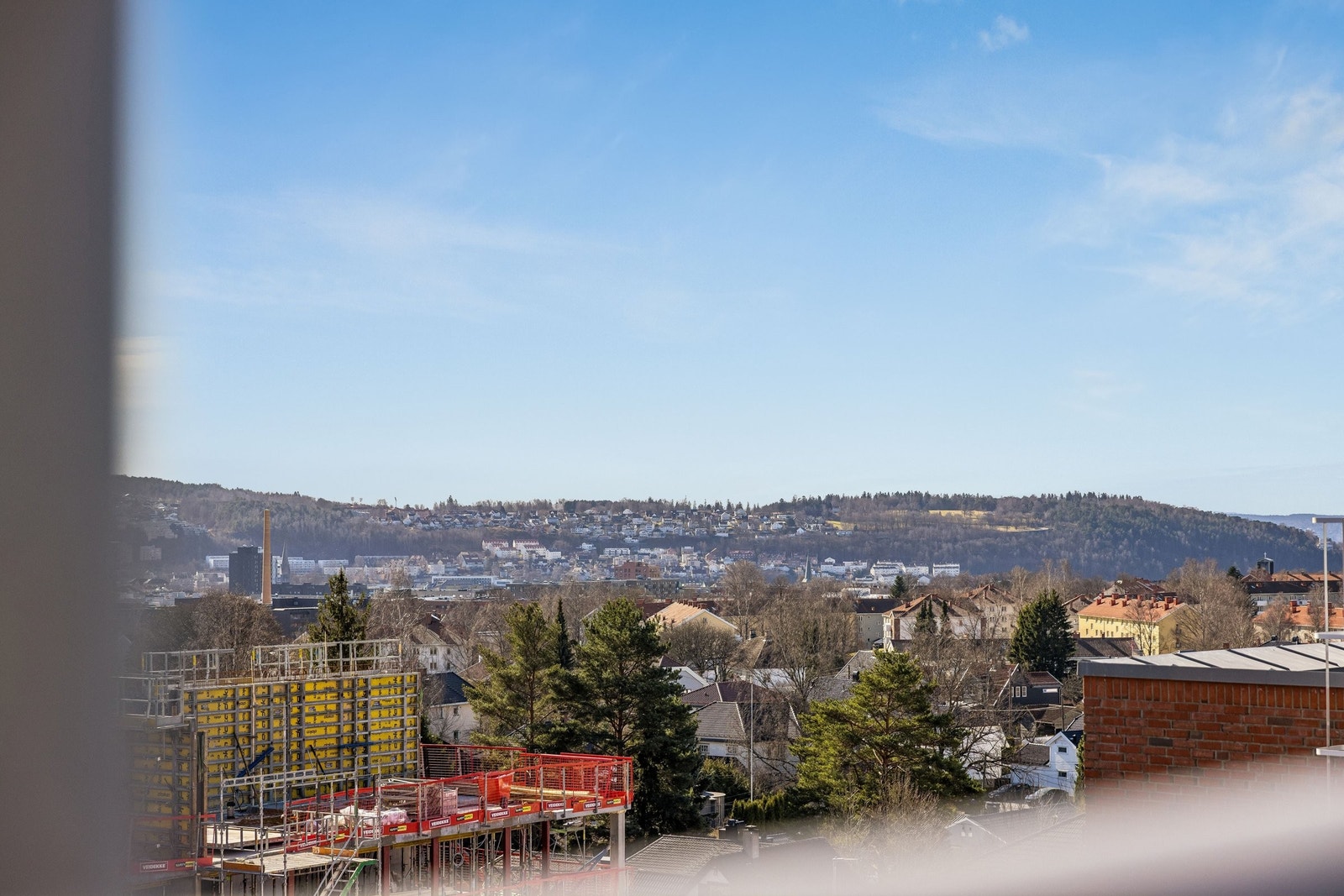 ...til Ekebergåsen i syd. Bildet viser siste blokk i utbyggingen av Haslevangen. For mer om prosjektet se: https://roislandco.no/boligprosjekter/haslevangen/ Galleribilde