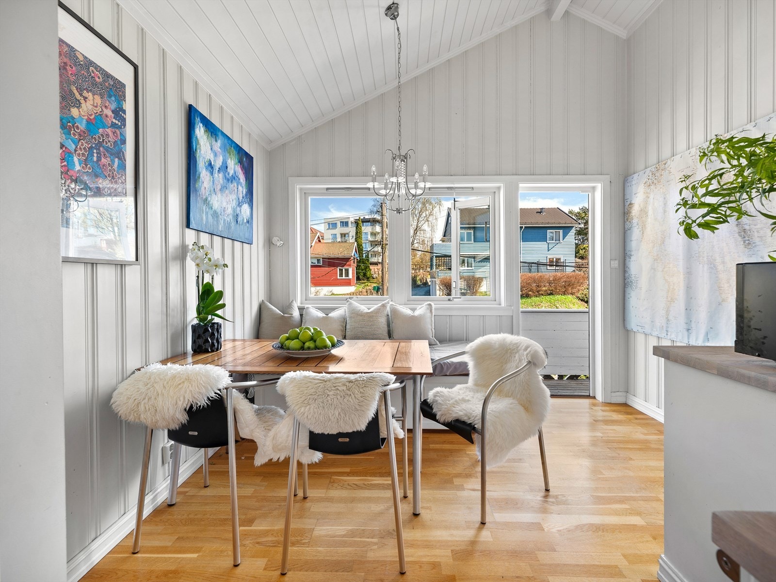 Sjarmerende og hyggelig spiseplass på kjøkkenet, høyt under taket og utgang balkong. Galleribilde