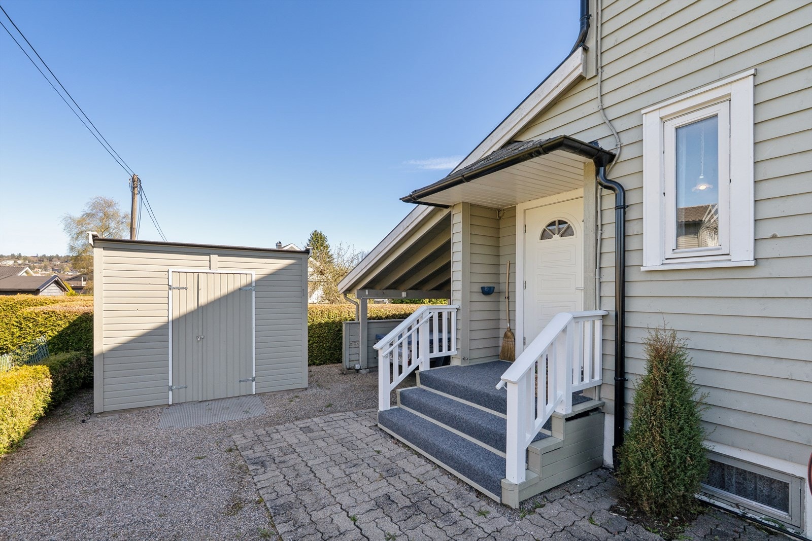 Eiendommen har en praktisk carport og en utvendig bod i tilknytning til inngangspartiet. Galleribilde