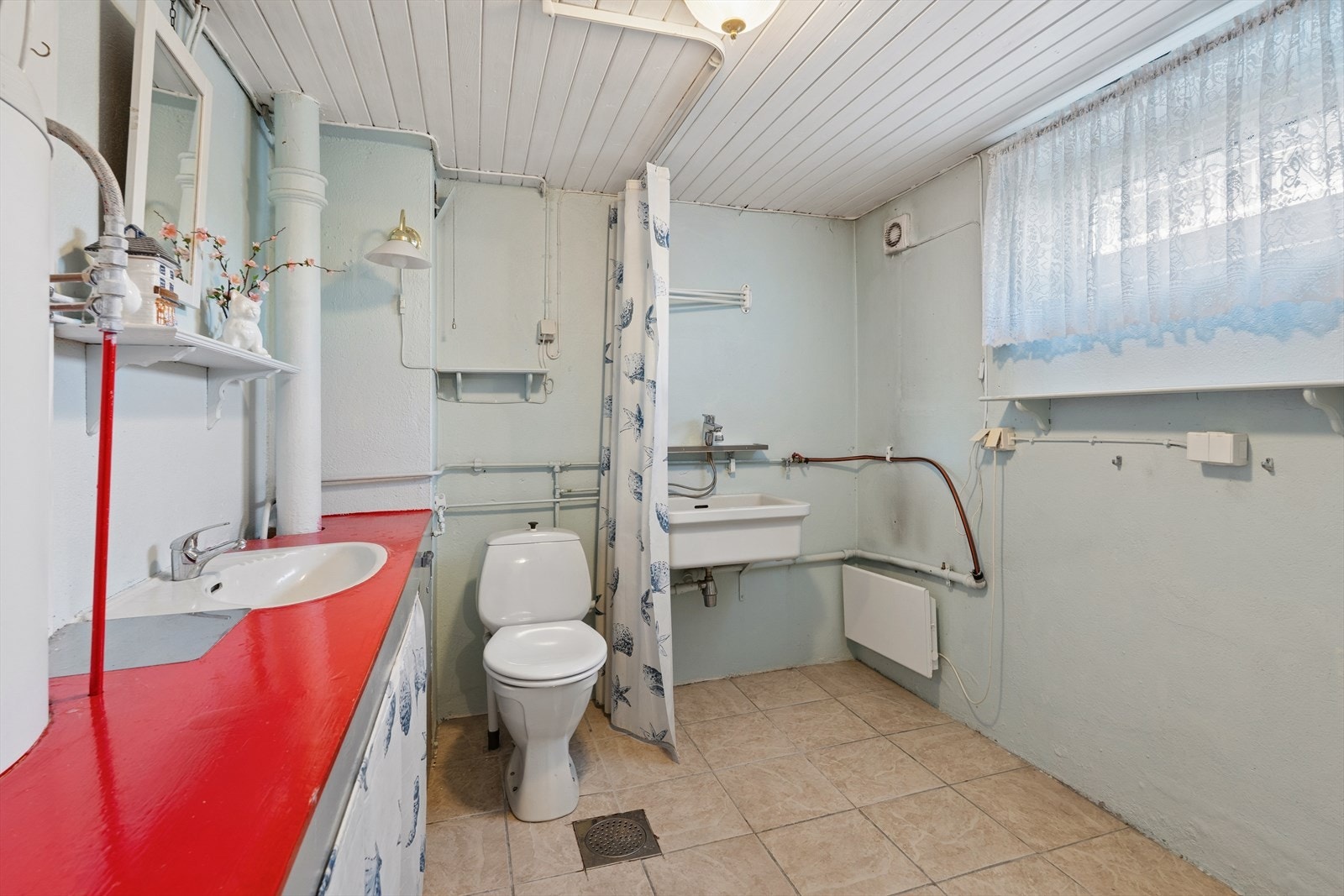 Rommet er innredet med opplegg for vaskemaskin, toalett, utslagsvask og en varmtvannsbereder fra 2020. Mekanisk ventilasjon. Galleribilde