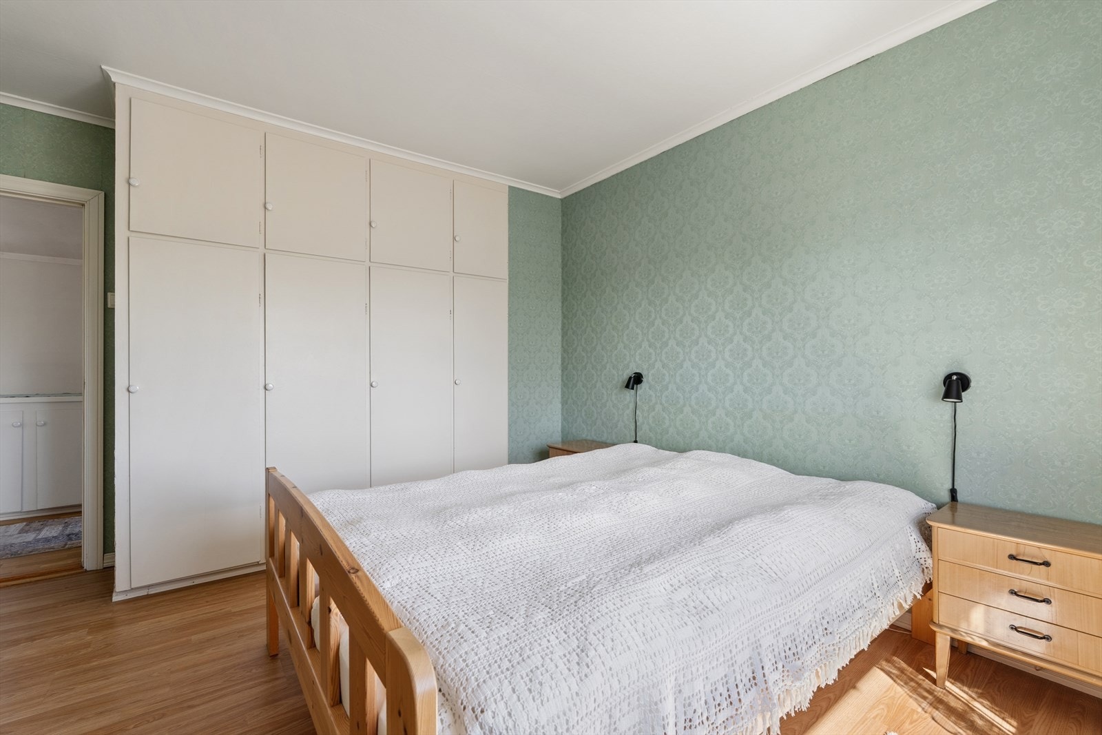En hel vegg med garderobeskap gir rikelig med oppbevaringsplass på hovedsoverommet. Galleribilde