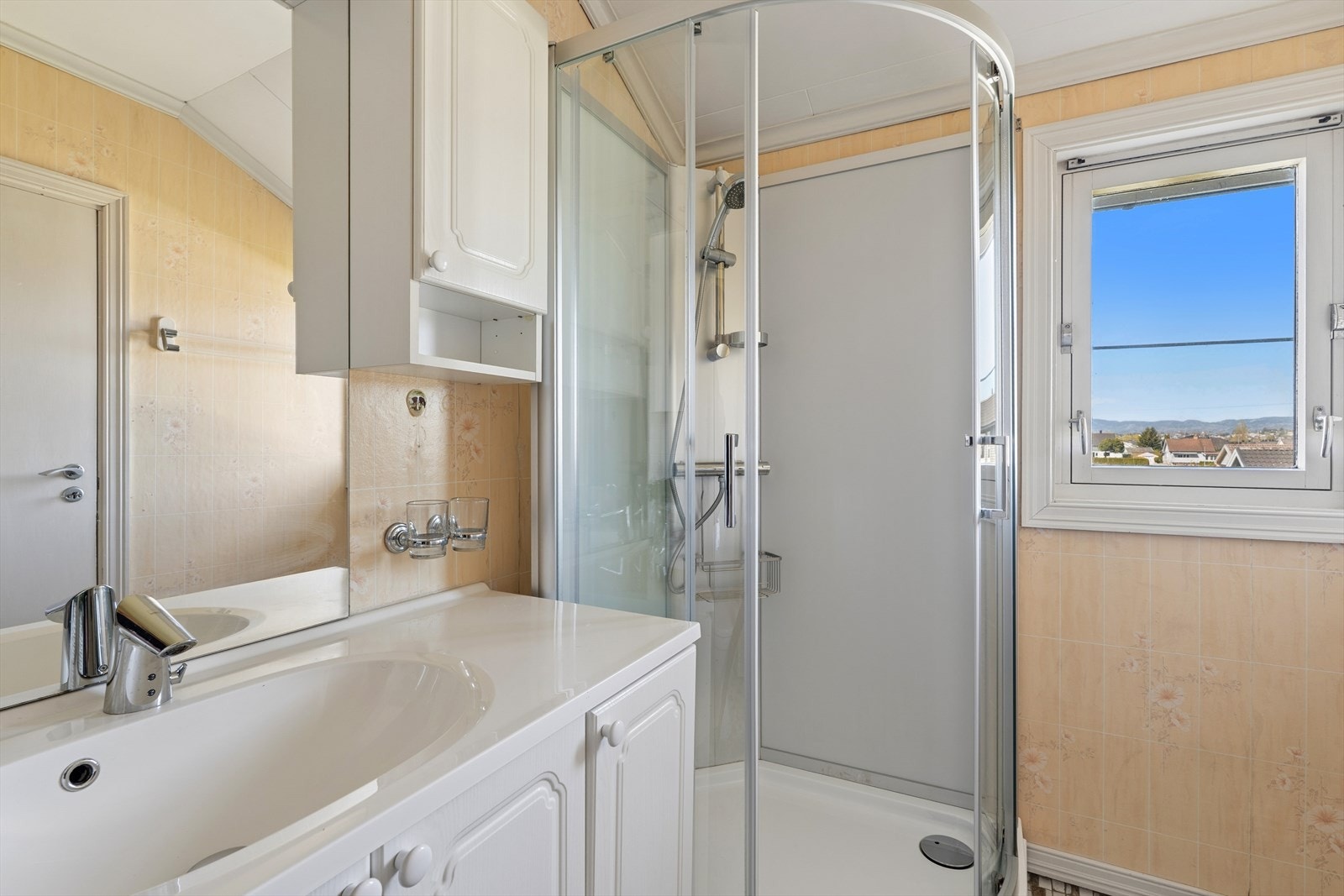 Badet er fra byggeåret og har et totalt oppgraderingsbehov (TG3 i rapporten). Fliser på gulv og tapet på vegger. Galleribilde