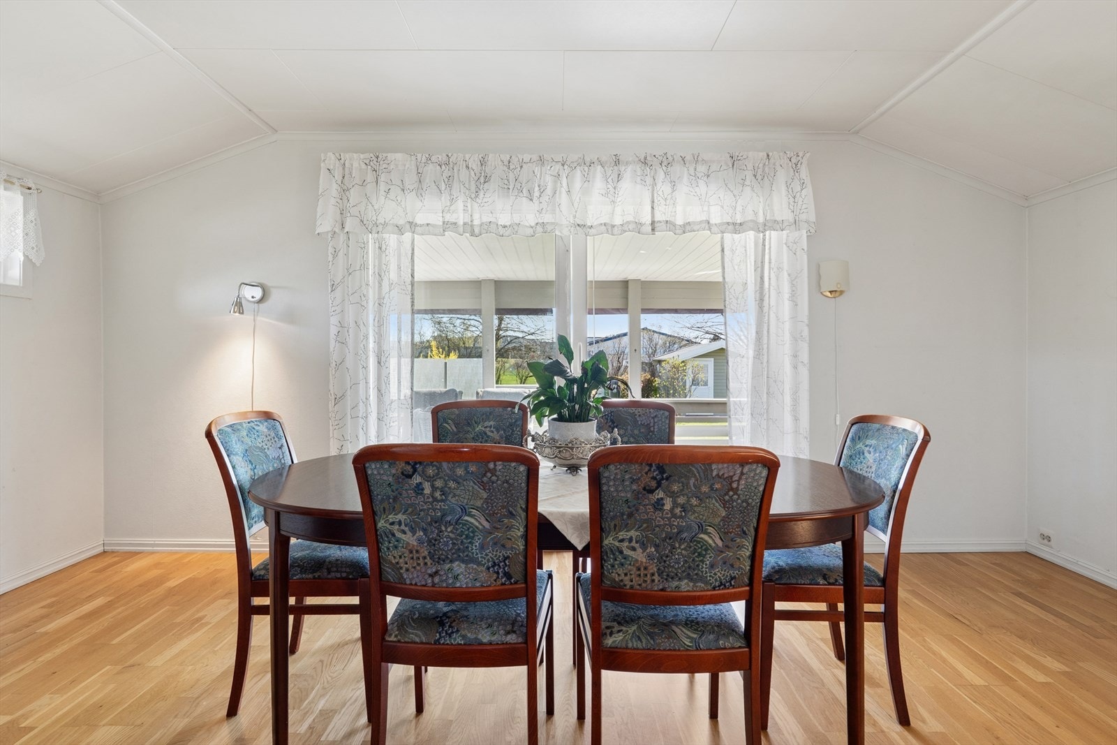 Spiseplassen samler familie og venner til hyggelige måltider. Galleribilde
