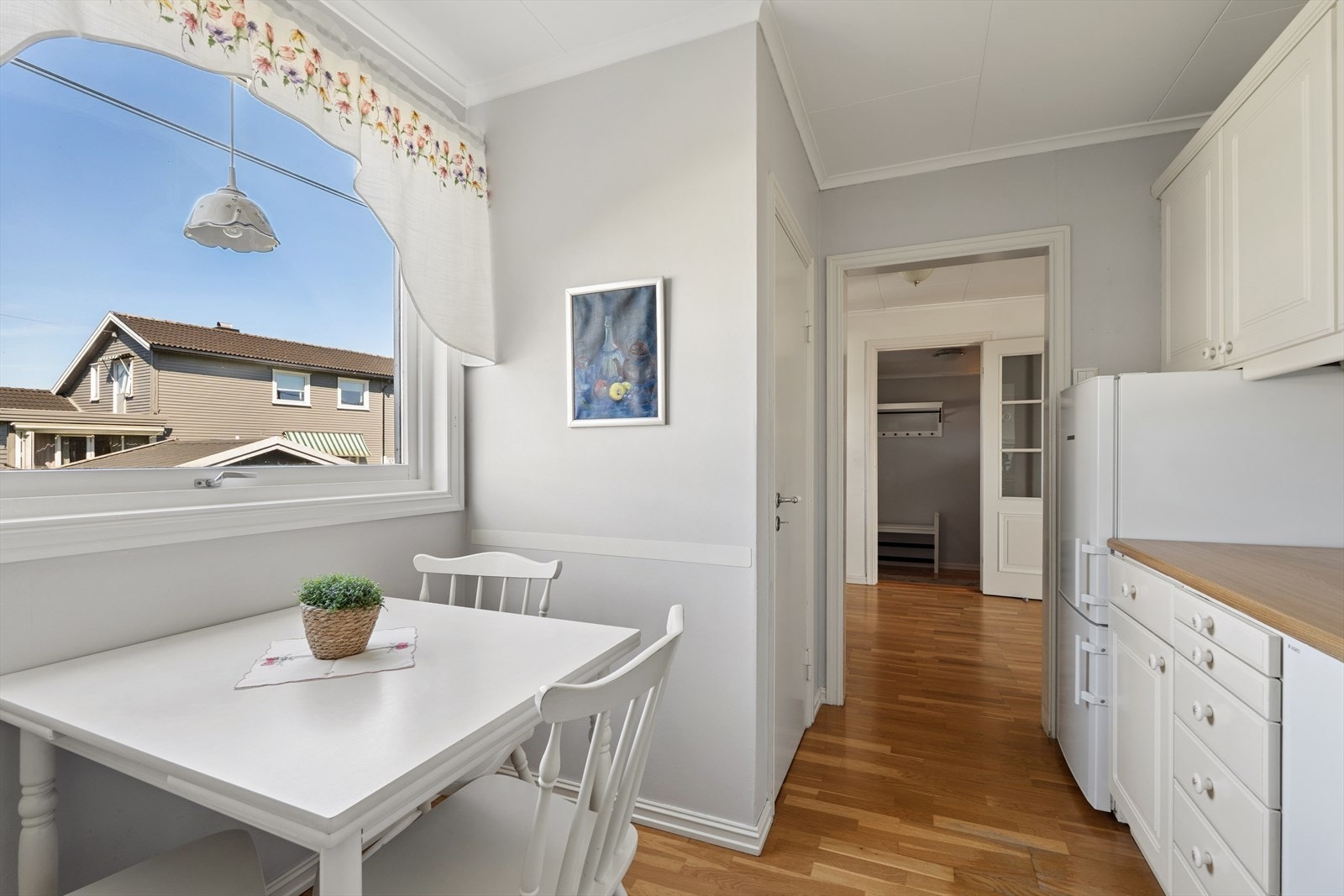 Kjøkkenet har en praktisk spiseplass ved vinduet og er adskilt fra stuen. Galleribilde