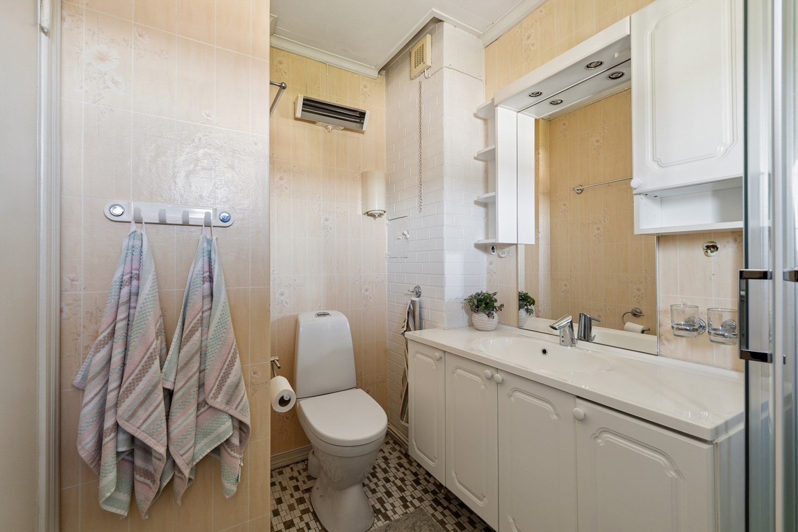 Rommet er i dag innredet med servantskap, toalett og dusjkabinett, og har mekanisk ventilasjon. Galleribilde