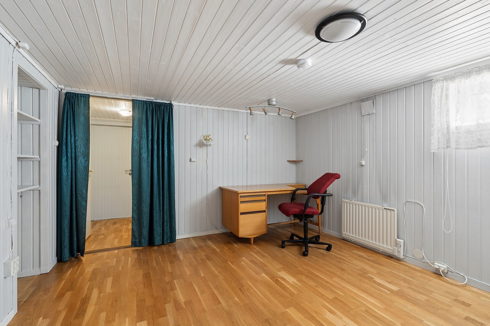 Innredet rom - Et tidligere bodrom i kjelleren er innredet som stue. Denne bruksendringen er søknadspliktig og ikke godkjent. Galleribilde